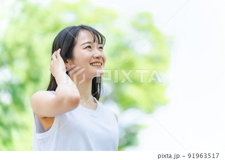 新緑の中で髪を触る笑顔の日本人女性(シャンプー・美髪) 新緑の中で髪を触る笑顔の日本人女性(シャンプー・美髪) 91963517