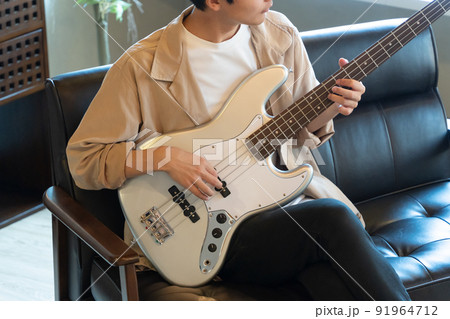 エレキベースを弾く若い男性 91964712