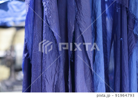 藍染めの産地、染めたばかりの藍染の布 藍染めの産地、染めたばかりの藍染の布 91964793