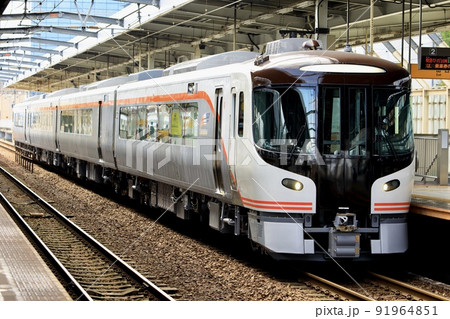 岐阜駅に停車中のHC85系高山本線特急ひだ 91964851