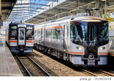 岐阜駅に停車中のHC85系高山本線特急ひだとキハ75形普通列車 91965049