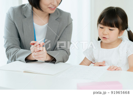 学習塾で学ぶ小学生の女の子 学習塾で学ぶ小学生の女の子 91965668