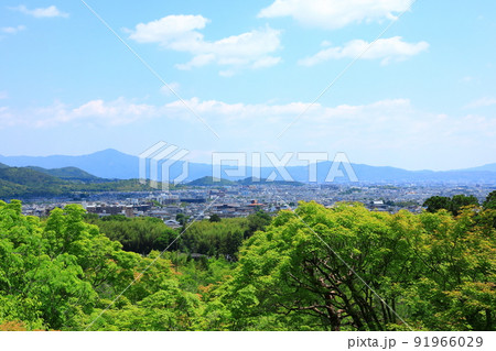 京都嵯峨野　初夏の大河内山荘庭園　月香から見た東山眺望 91966029