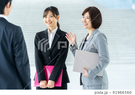 新入社員を紹介するビジネスマン　ビジネス　オフィス　仕事　会社　会社員　サラリーマン 91966560