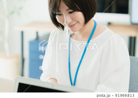 オフィスで働く女性 91966813