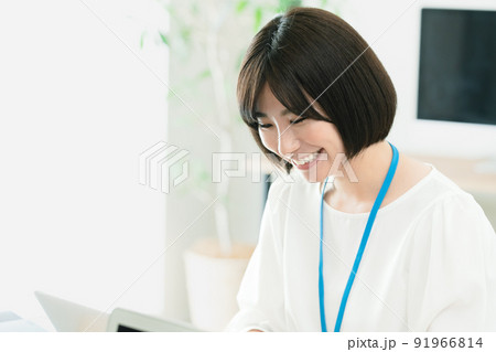 オフィスで働く女性 オフィスで働く女性 91966814