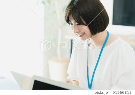 オフィスで働く女性 オフィスで働く女性 91966815