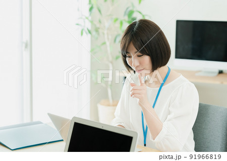 オフィスで働く女性 91966819