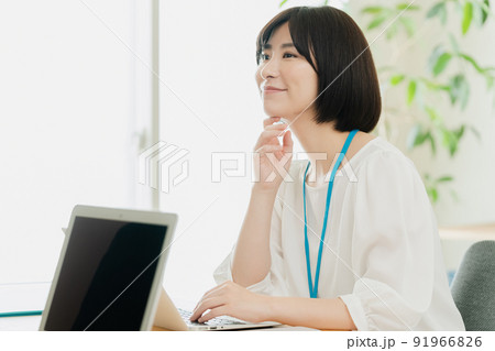 オフィスで働く女性 オフィスで働く女性 91966826
