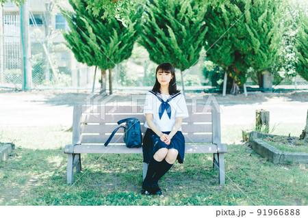 ベンチに座る女子高生　 91966888