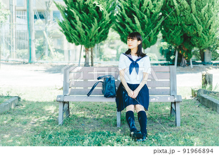 ベンチに座る女子高生　 91966894