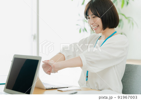 オフィスでイキイキ働く女性 91967003