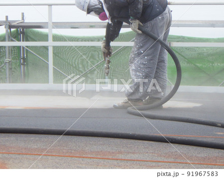 タンク建設工事中の塗装前のブラスト作業状況 91967583