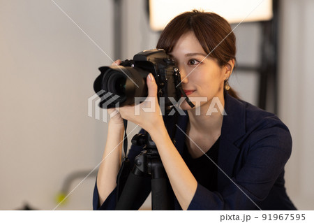 撮影スタジオのカメラマン 撮影スタジオのカメラマン 91967595