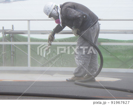 タンク建設工事中の塗装前のブラスト作業状況 91967627