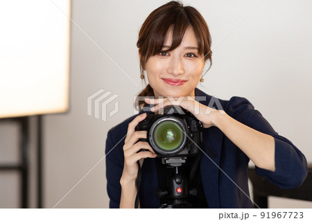 撮影スタジオのカメラマン 91967723