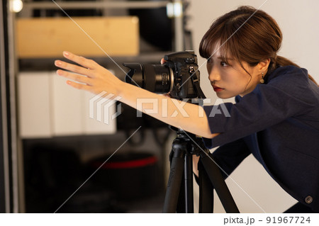 撮影スタジオのカメラマン 91967724