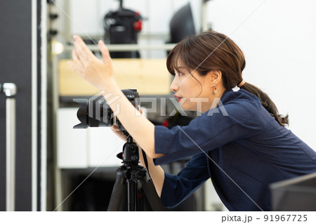 撮影スタジオのカメラマン 91967725