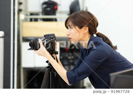 撮影スタジオのカメラマン 91967726