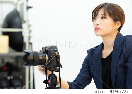 撮影スタジオのカメラマン 91967727