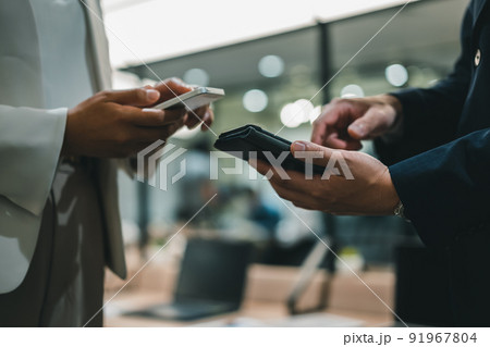 ビジネスパーソンとスマホ 91967804