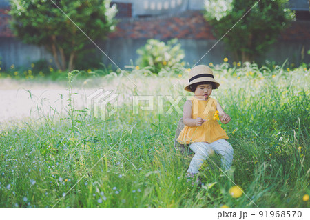 公園で花を摘んで遊ぶ小さな子ども 91968570