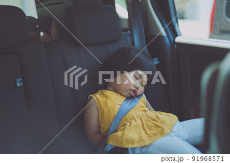 疲れて車の中で眠っている子ども 91968571
