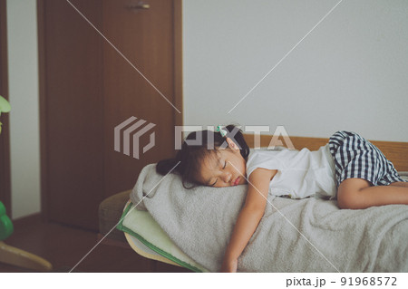 疲れて家でお昼寝をする女の子 91968572