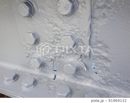 腐食した鉄骨をブラスト打設後下塗りを塗装した様子 91969132