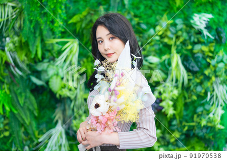花束を持つ女性　美容・ファッションイメージ 91970538