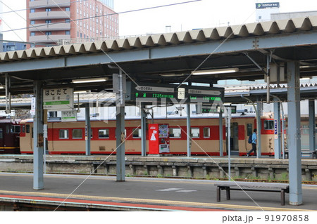 函館駅に停車しているキハ40系道南いさりび鉄道のディーゼル車両 函館駅に停車しているキハ40系道南いさりび鉄道のディーゼル車両 91970858