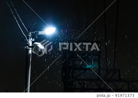 雨の日の街灯 91971373