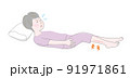 寝ている時に足がつってしまい、痛みに苦しんでいる女性 91971861