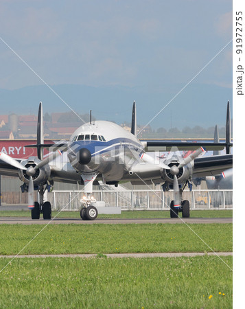 ロッキードL-1049Gスーパーコンステレーションのタキシング 91972755