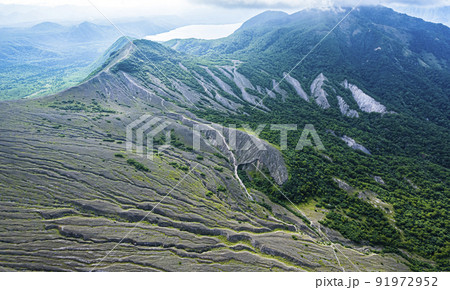ガリ 侵食によってできた特徴的な山肌（樽前山 空撮） 91972952