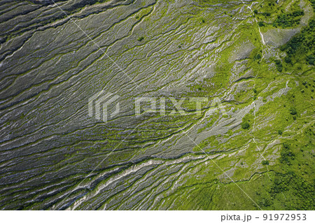 ガリ 侵食によってできた特徴的な山肌（樽前山 空撮） 91972953