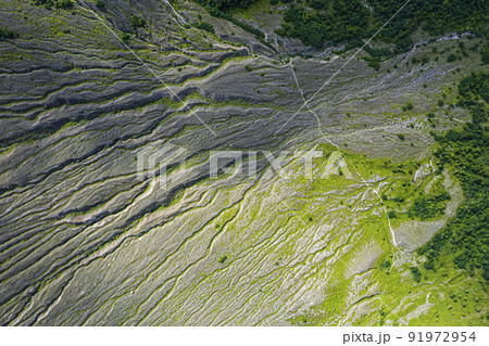 ガリ 侵食によってできた特徴的な山肌（樽前山 空撮） 91972954