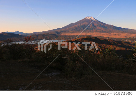 石割山から見る夜明けの富士山 石割山から見る夜明けの富士山 91973900