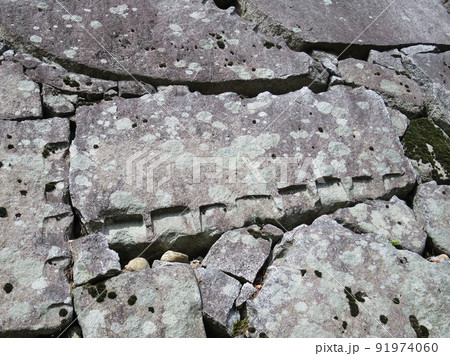 矢穴が残る石垣の石 矢穴が残る石垣の石 91974060