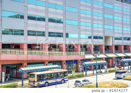 神奈川県横浜市の都市風景　新子安駅周辺 91974177