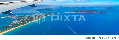 福岡空港着陸直前の機内より眺める海の中道と志賀島 91976169