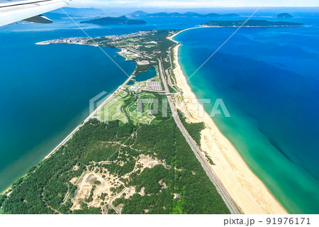福岡空港着陸直前の機内より眺める海の中道と志賀島 福岡空港着陸直前の機内より眺める海の中道と志賀島 91976171