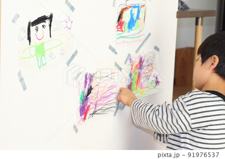お絵描きをする幼い男の子 91976537