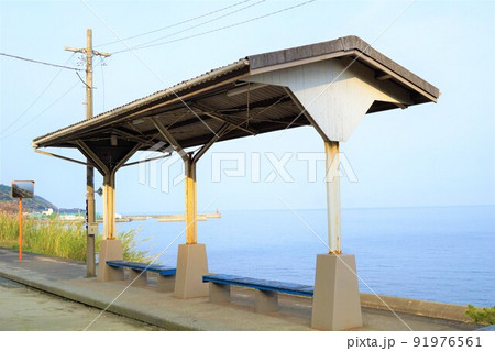 予讃線（海線）の風景　下灘駅 91976561