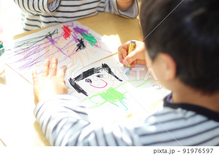 お絵描きをする幼い男の子 91976597