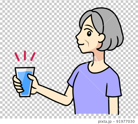 有一杯水的年長婦女 91977030