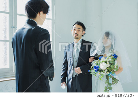 父と腕を組んで歩く花嫁イメージ 父と腕を組んで歩く花嫁イメージ 91977207