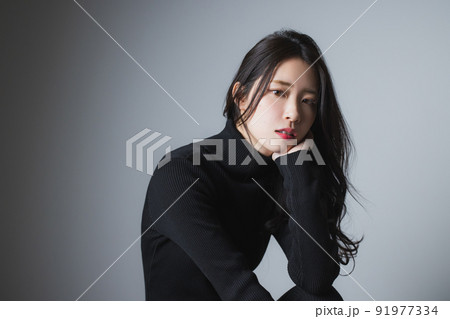 黒いニットの女性 91977334