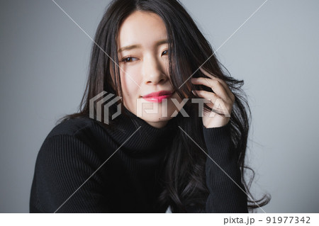 黒いニットの女性 黒いニットの女性 91977342