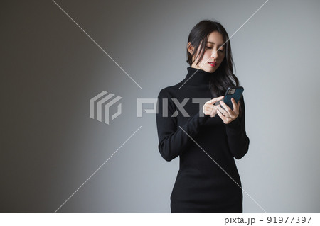 黒いニットの女性 91977397